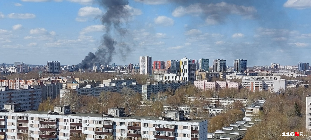 Пожар в Казани. Аметьево (посёлок). В Казани сгорел жилой дом. Весь дом в дыму.