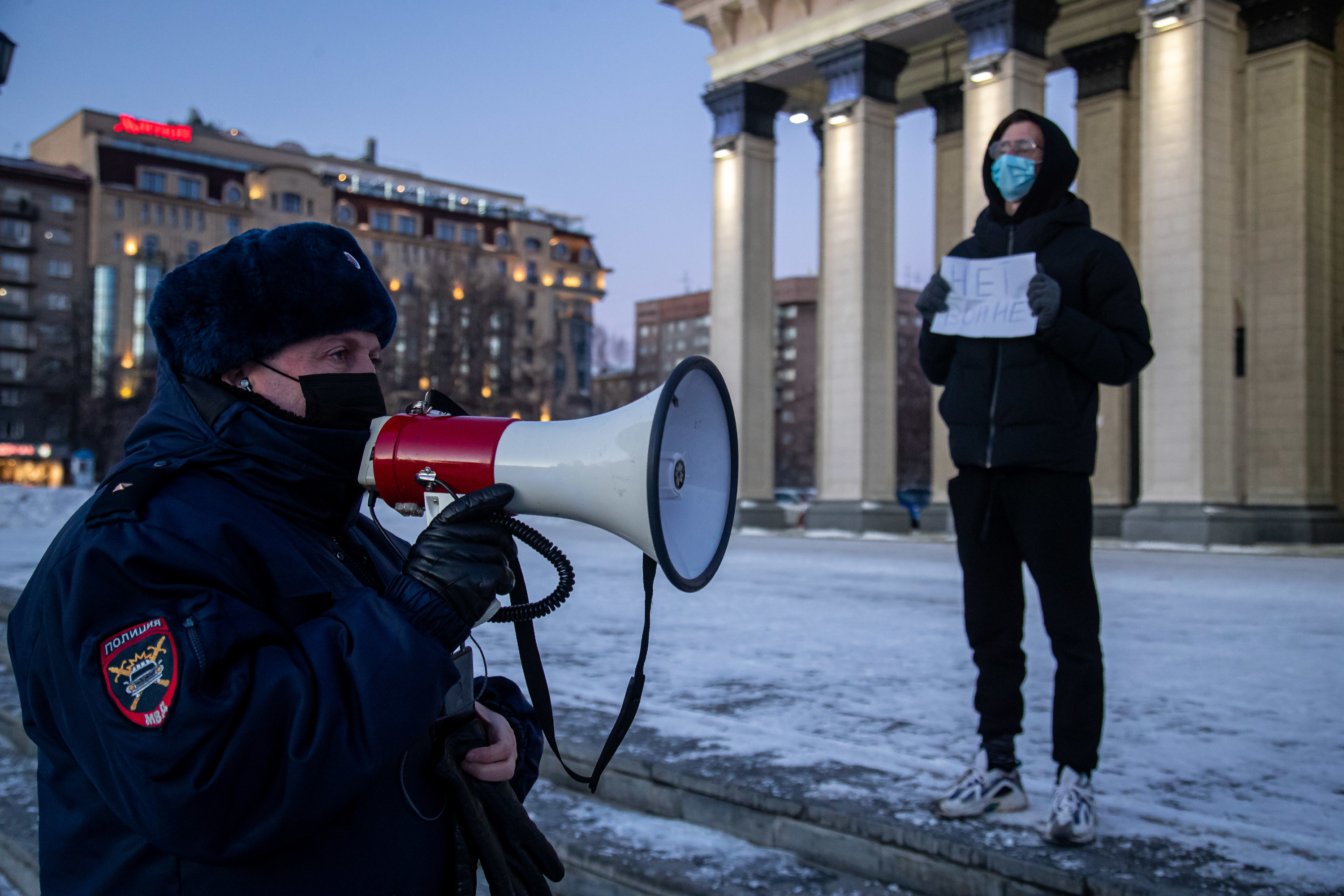 Сначала собравшихся предупреждали с помощью громкоговорителя Сначала собравшихся предупреждали с помощью громкоговорителя