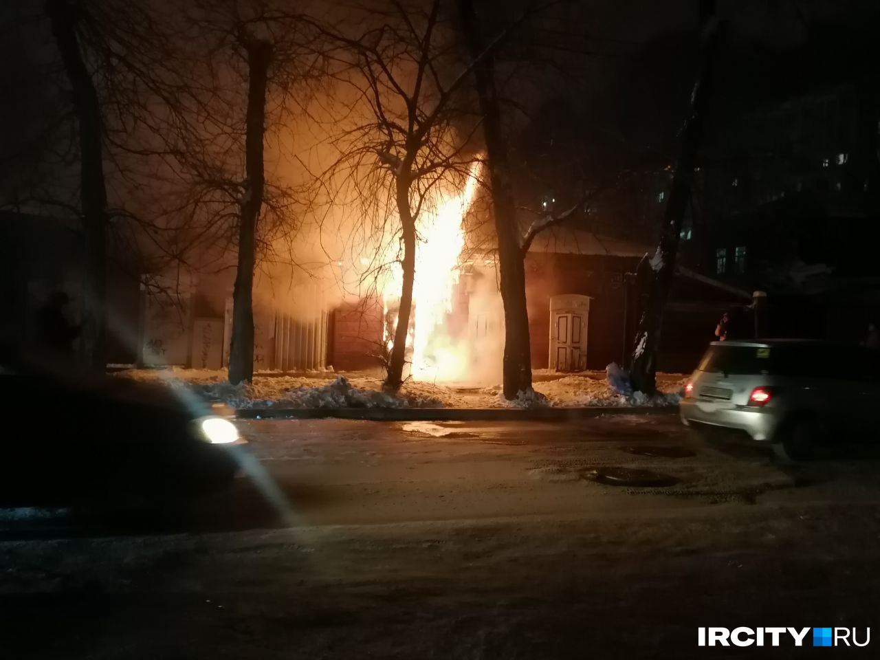 Деревянный дом загорелся на улице Киевской в Иркутске
