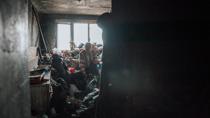 Это не дом, а трущоба. 11 снимков из страшного пансионата в Тюмени — там живут обычные люди