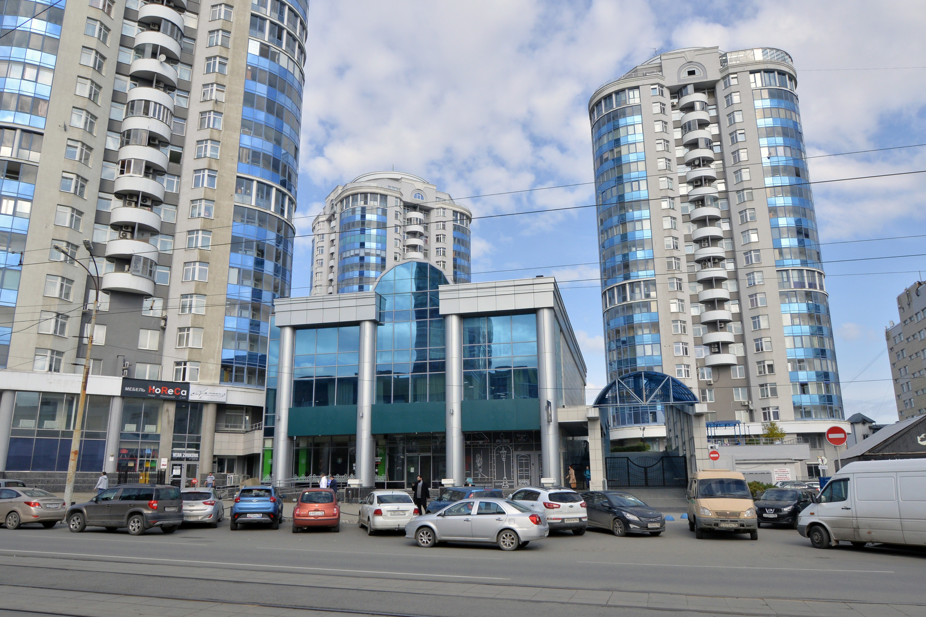 На «золотой миле» на улице Радищева можно приобрести отдельно стоящий торгово-офисный центр, в котором уже есть множество арендаторов