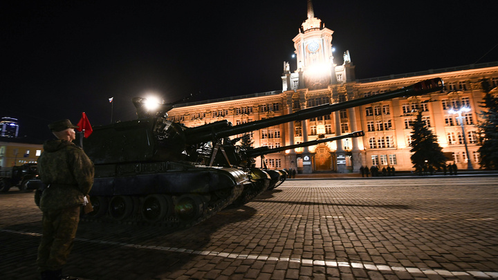Красивые девушки и тяжелое оружие. Фоторепортаж с ночной репетиции парада Победы в Екатеринбурге