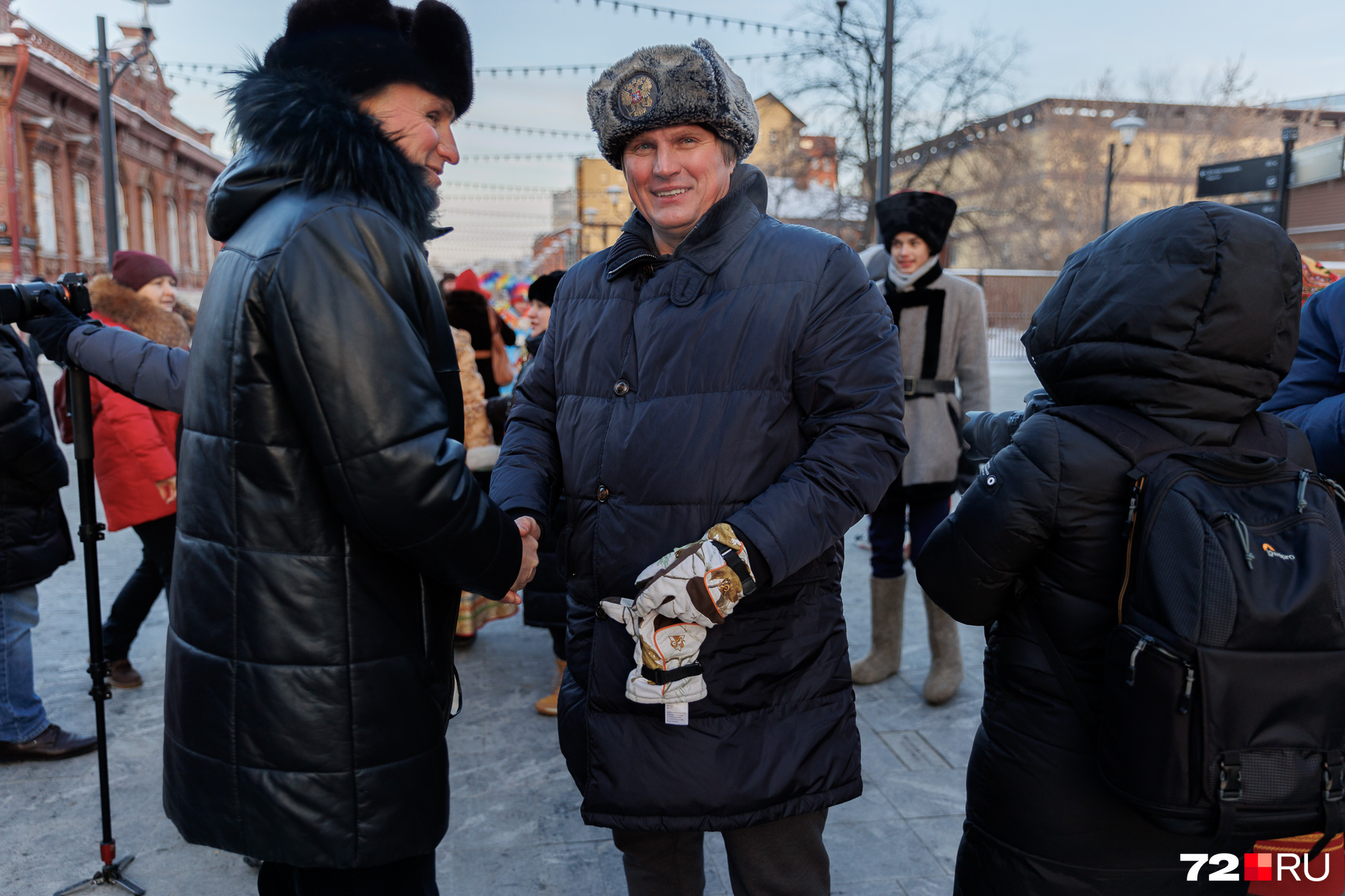 Вот еще одна ушанка в копилку. Эту шапку директора спортивной школы «Прибой» Александра Яковлева (посередине) от других отличает короткостриженый мех и огромная кокарда с гербом России Вот еще одна ушанка в копилку. Эту шапку директора спортивной школы «Прибой» Александра Яковлева (посередине) от других отличает короткостриженый мех и огромная кокарда с гербом России