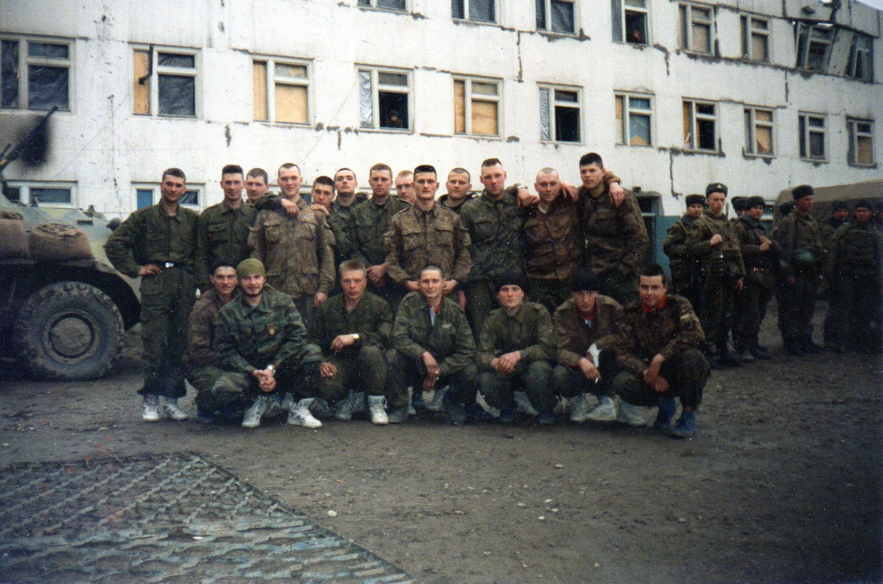 С того непростого времени остались в основном групповые фото. На этом снимке старший лейтенант Евгений Ефимов — третий слева в нижнем ряду, Сергей — третий справа в верхнем