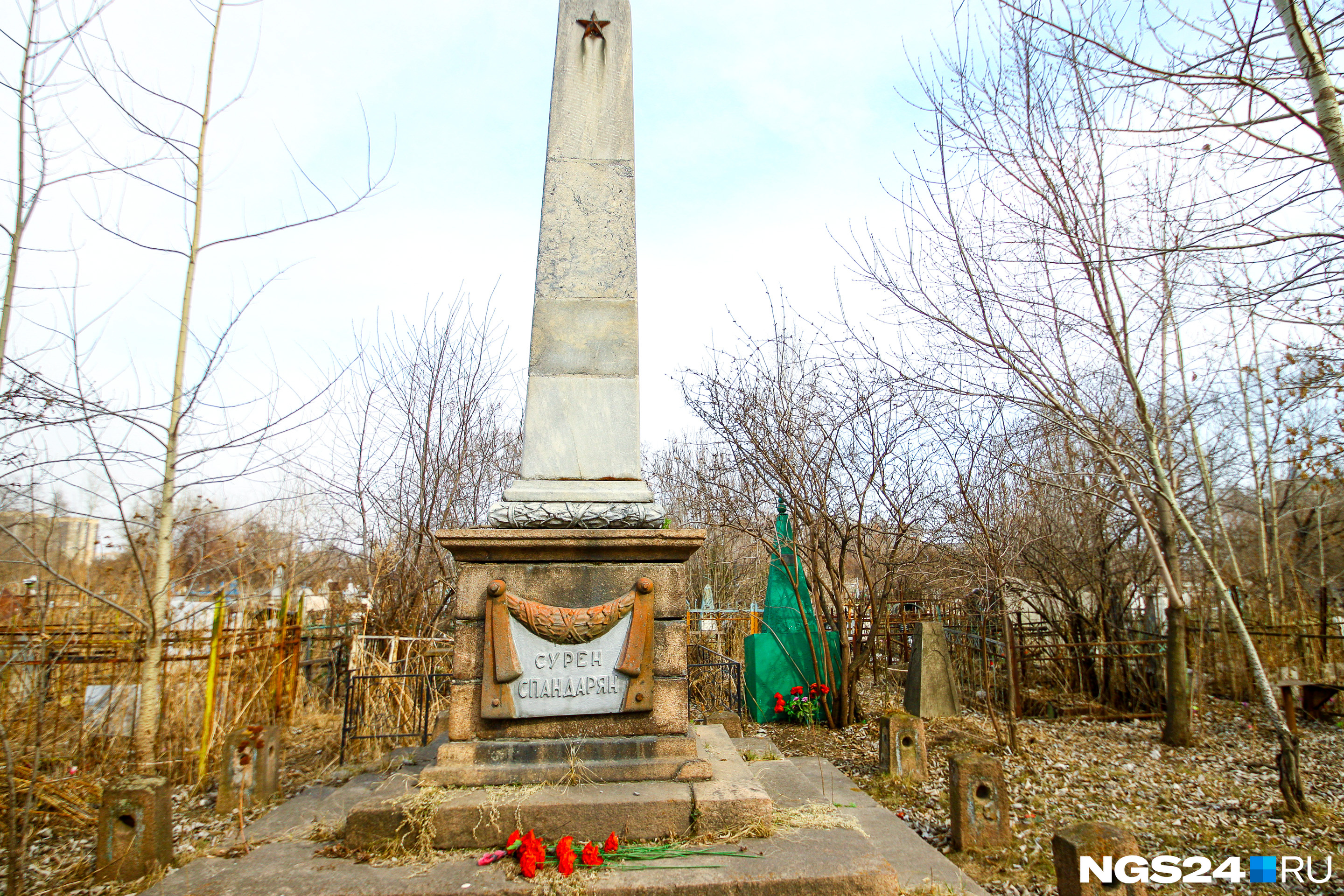 Монумент революционеру, в честь которого в Красноярске названа целая улица, виден издалека