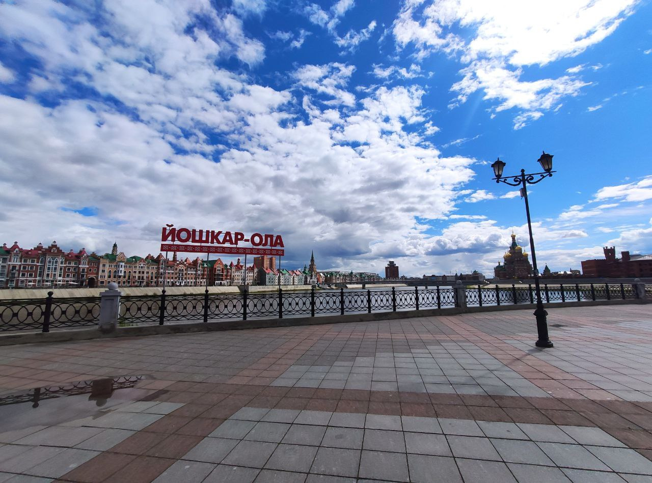В городах, которые проезжает путешественник, он делает снимки и гуляет В городах, которые проезжает путешественник, он делает снимки и гуляет