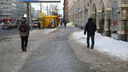 Город превращается в каток: 10 морозных фото с замерзших улиц Новосибирска