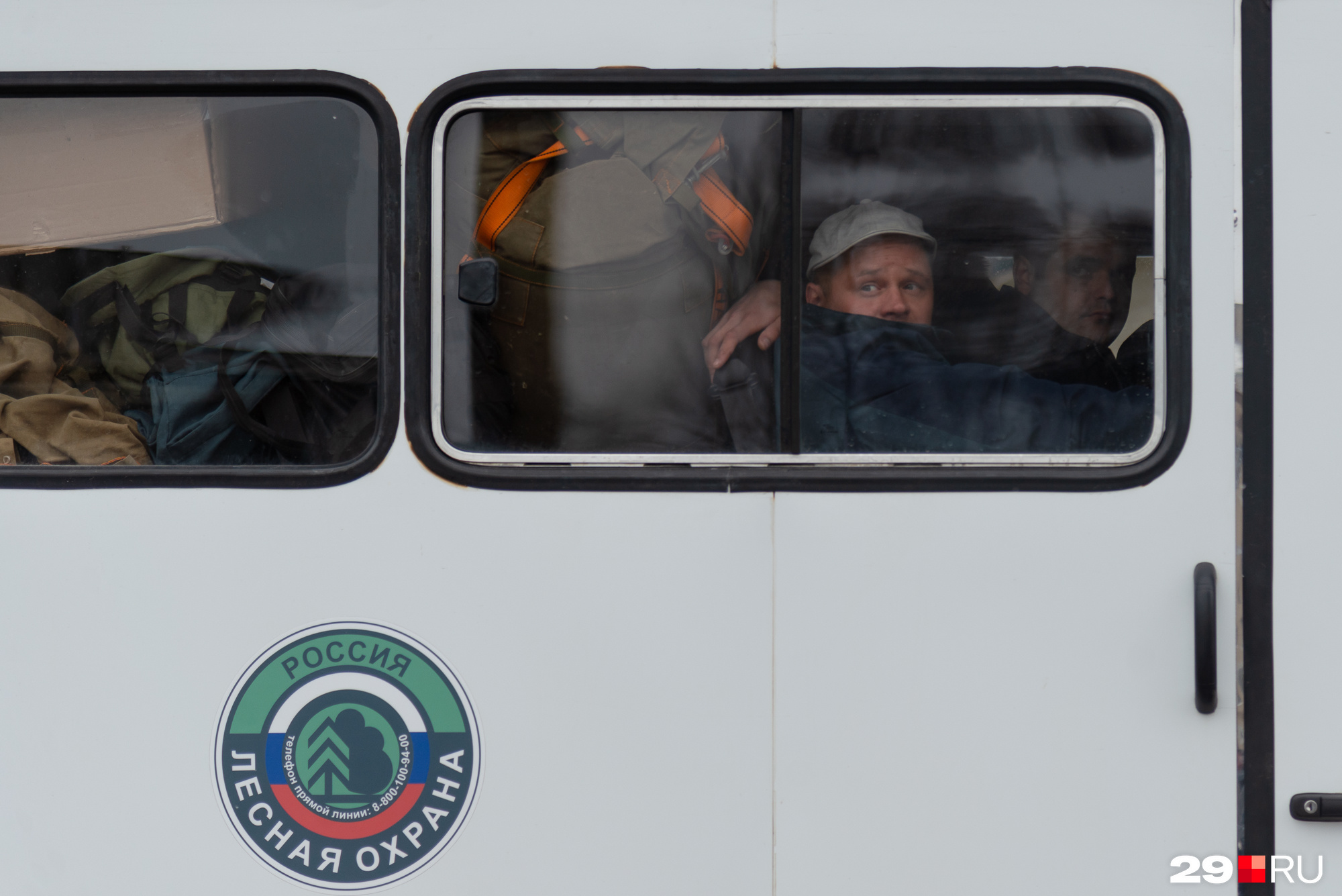 Всего — 100 парашютистов пожарных Всего — 100 парашютистов пожарных