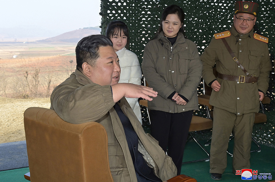 Подросток в белом пуховике — дочь руководителя КНДР, а рядом — его супруга Ли Соль Чжу
