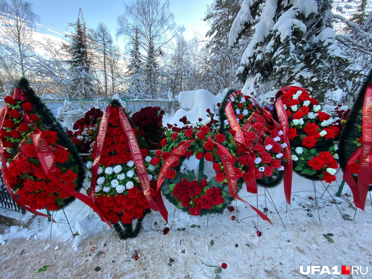 Венки не помещались — их расставили вдоль дорожки