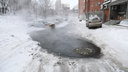Забил «горячий источник»: что происходит на улице Лескова, которую топит горячей водой — видео с места