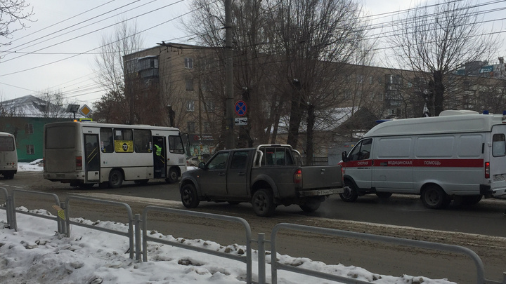 На водителя маршрутки, сбившего 10-летнюю школьницу в Челябинске, завели уголовное дело
