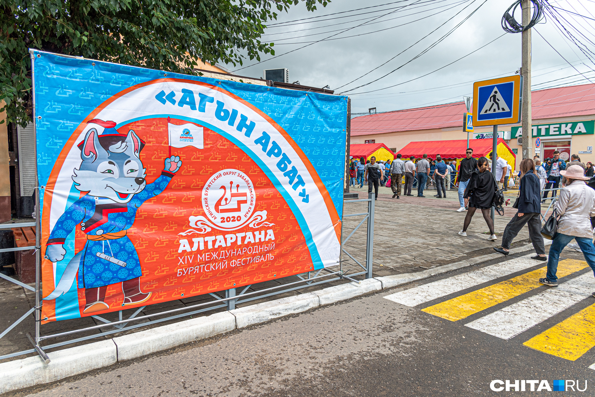 Все два дня фестиваля здесь была пешеходная зона, на которой всегда было многолюдно