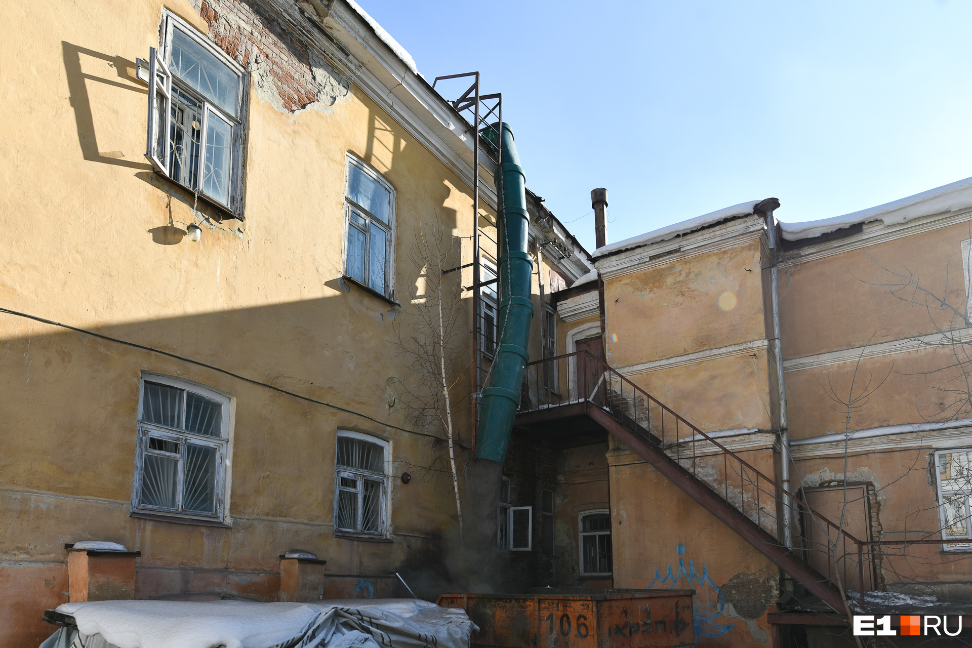 Чтобы попасть в другую часть подвала, нужно обойти всё здание. Эти лестницы и навесы, кстати, будут убирать Чтобы попасть в другую часть подвала, нужно обойти всё здание. Эти лестницы и навесы, кстати, будут убирать