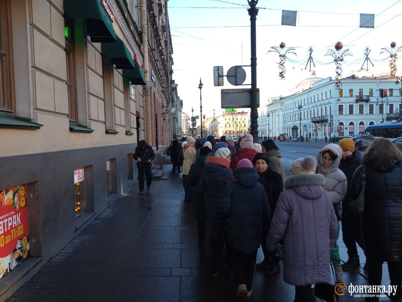 От Мойки до Казанской. Петербуржцы и гости города плотно встали на Невском — все хотят в Строгановский дворец