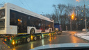 По Новосибирску провезли новые низкопольные троллейбусы — кому они достанутся