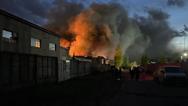 «Сюда все спецподразделения согнали»: в Ярославле полыхал завод. Онлайн-трансляция