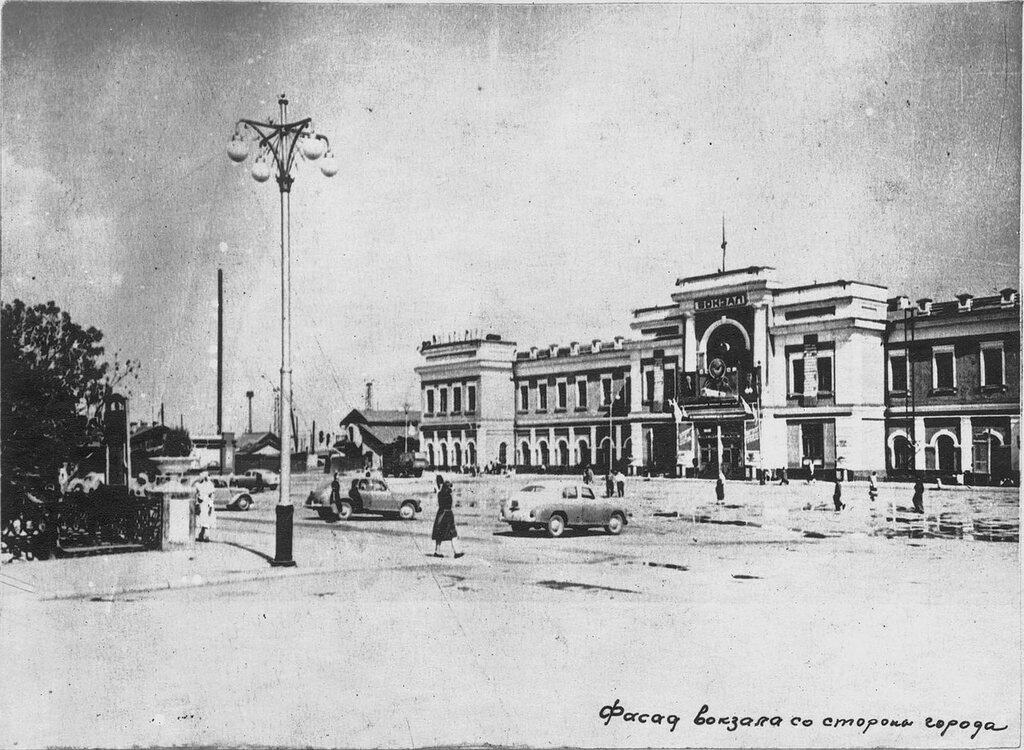 Старое здание вокзала в Челябинске было построено в конце октября 1892 года, реконструировано в <nobr class="_">1935-м</nobr>, но к концу <nobr class="_">1950-х</nobr> справляться с потоком пассажиров стало сложно