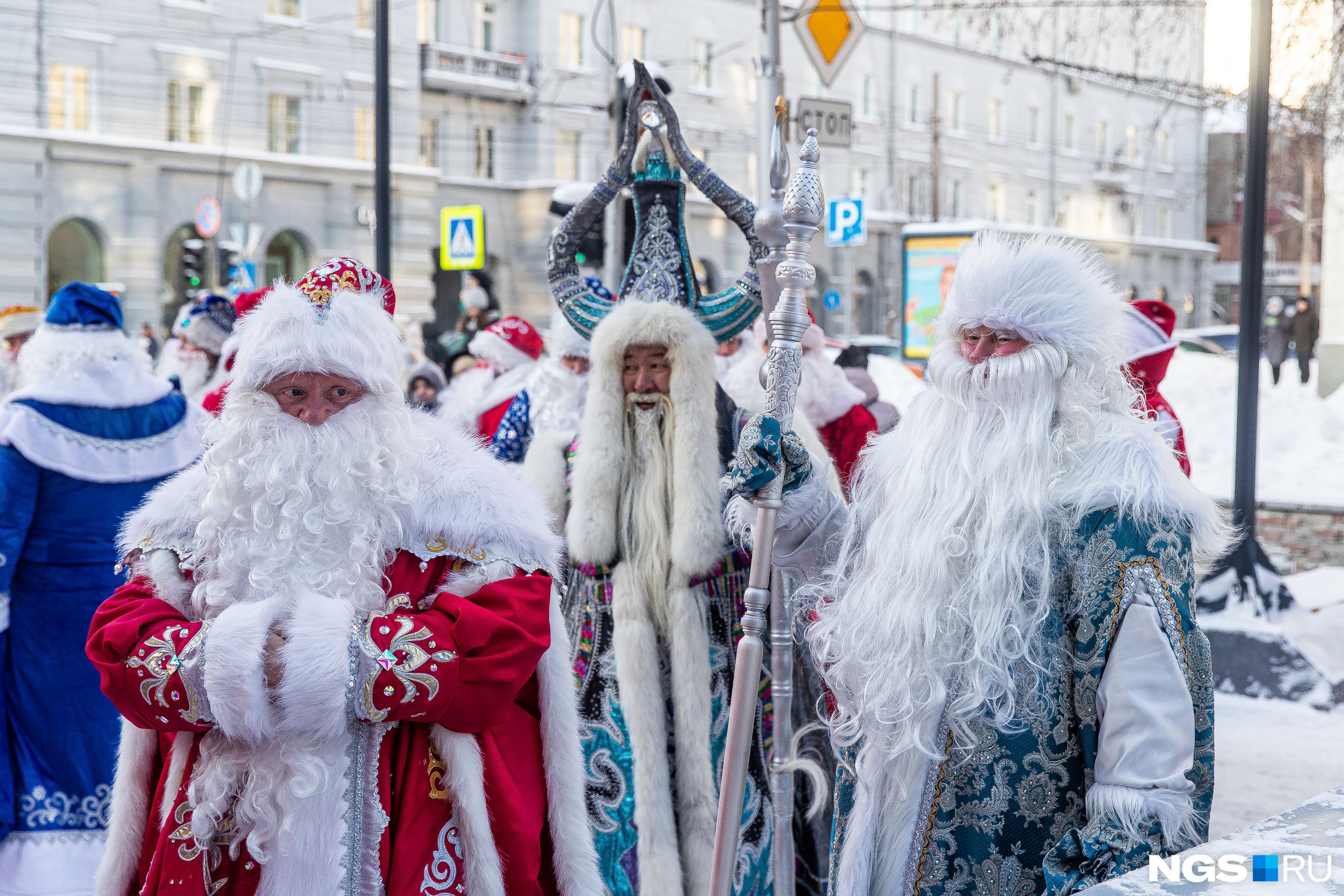 Волшебники украсили новогодние деревья и отправились гулять по улице Ленина