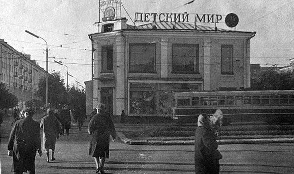 В советское время Гостинка приняла эвакуированные предприятия