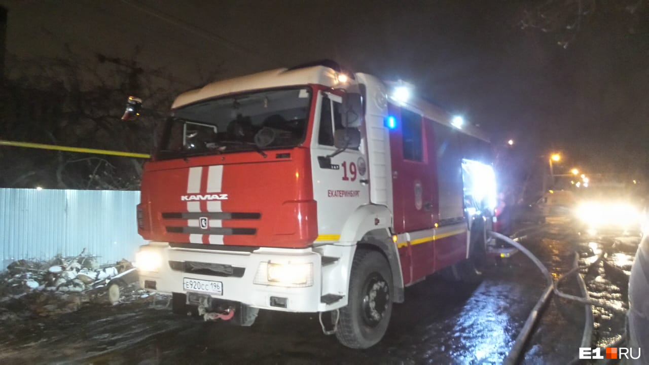 К месту ЧП приехали 5 пожарных машин К месту ЧП приехали 5 пожарных машин