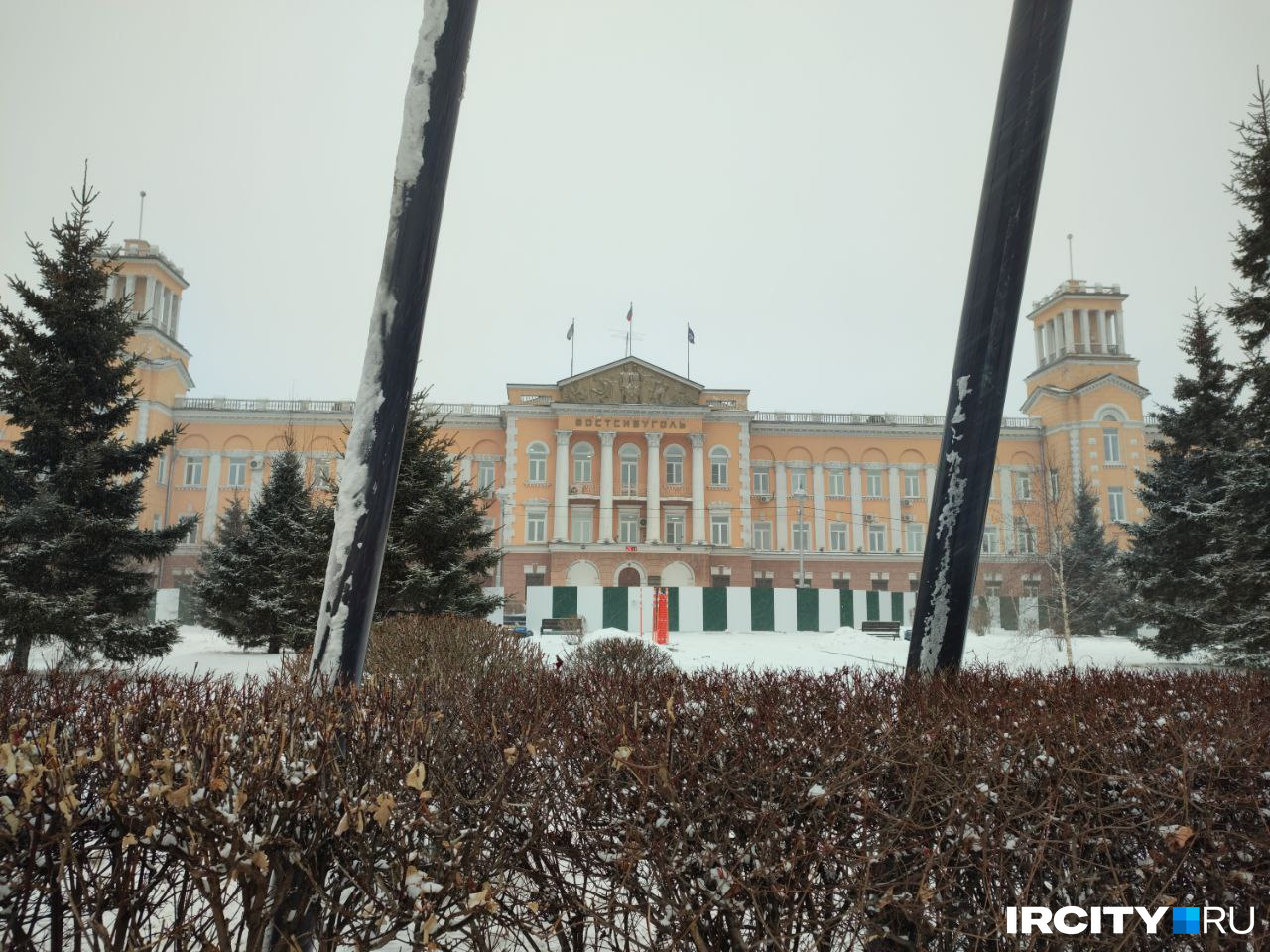 Установка металлических столбов вокруг здания «Востсибугля». Они находятся намного дальше от забора из профлиста Установка металлических столбов вокруг здания «Востсибугля». Они находятся намного дальше от забора из профлиста