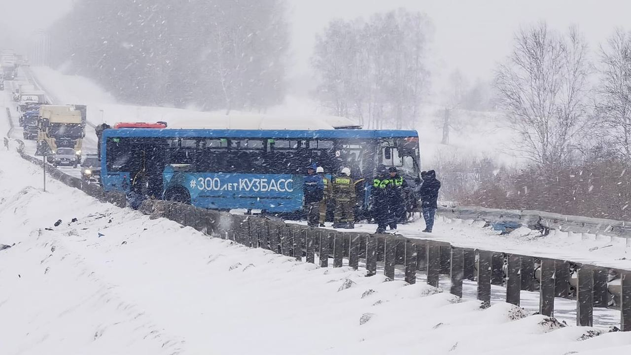Пять человек погибли в ДТП с участием пассажирского автобуса в Кузбассе