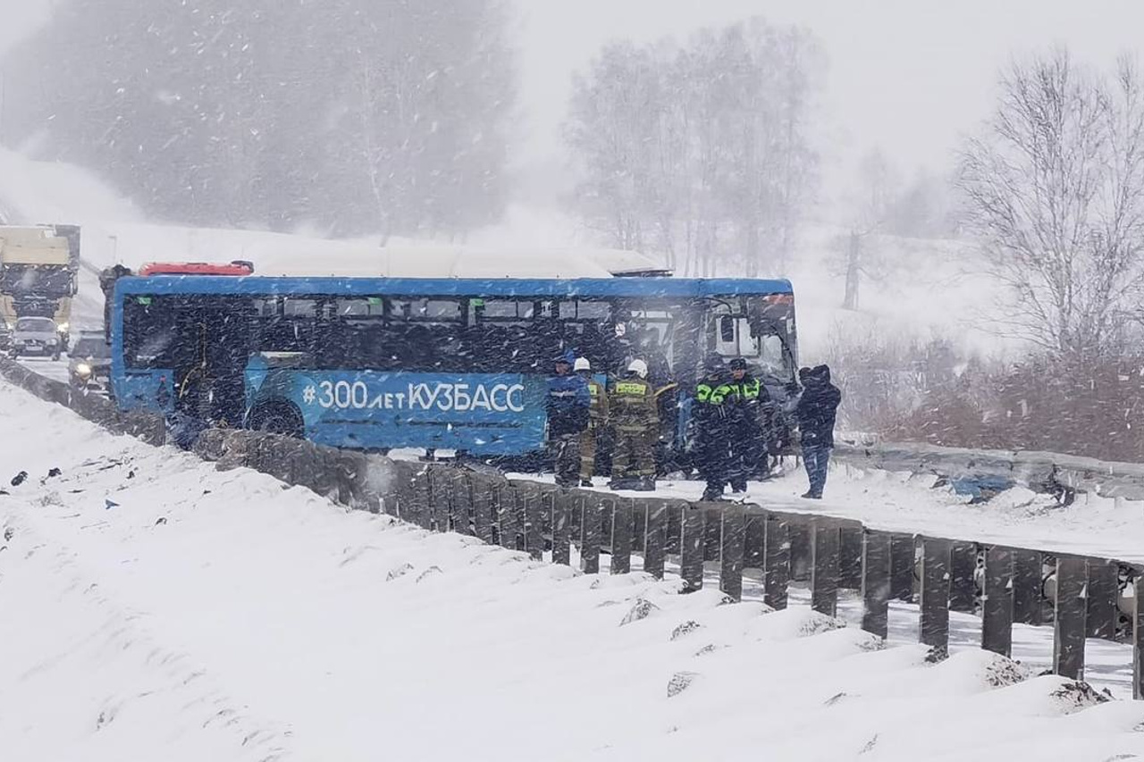 Пять человек погибли в ДТП с участием пассажирского автобуса в Кузбассе 14  января 2023 г. - 14 января 2023 - НГС