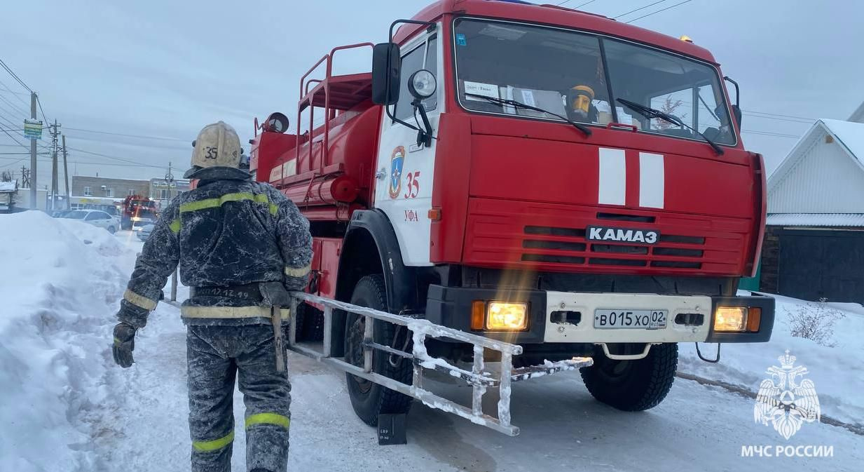 Пожарные потушили открытое горение за 15 минут