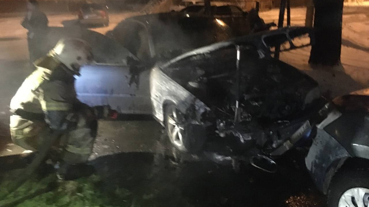 Вместе с BMW водителя скорой в пожаре под окнами многоэтажки в Челябинске пострадала еще одна машина