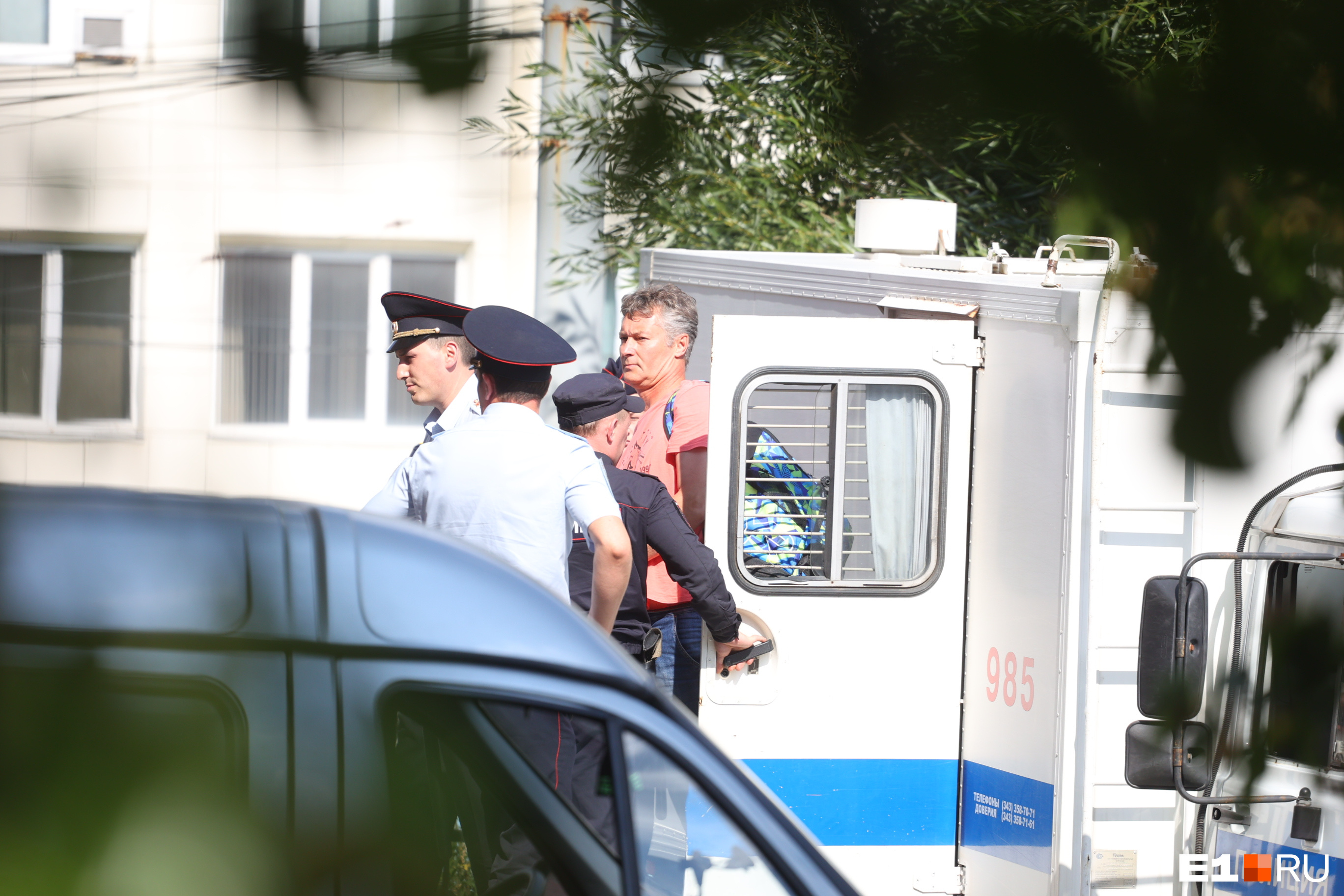 Новости е1 в екатеринбурге гимн. Ройзман в суде. Автозак полиции. Девушки полицейские России. Евгений Ройзман в суде.