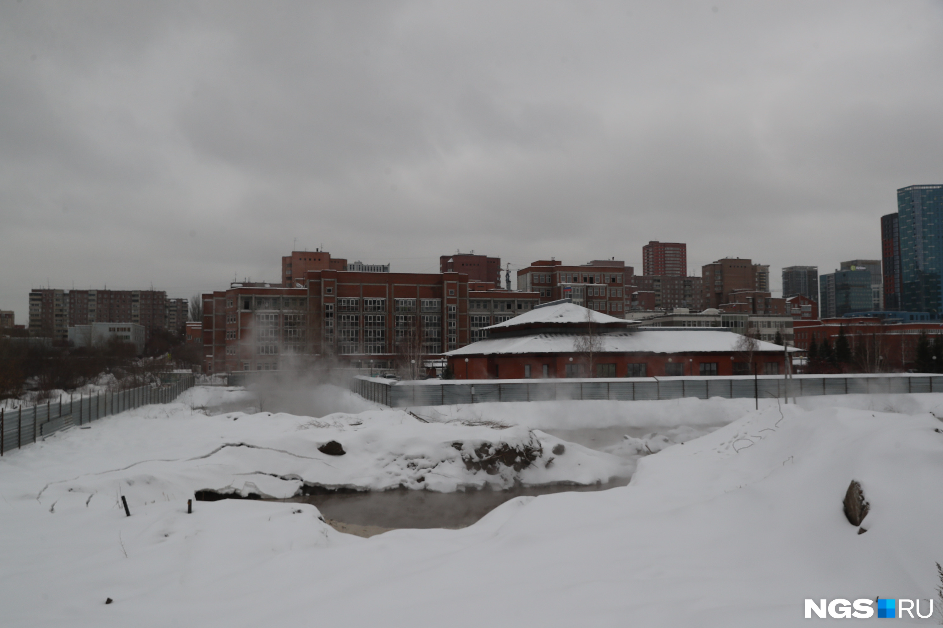 В центре Новосибирска образовался новый водоем с горячим источником