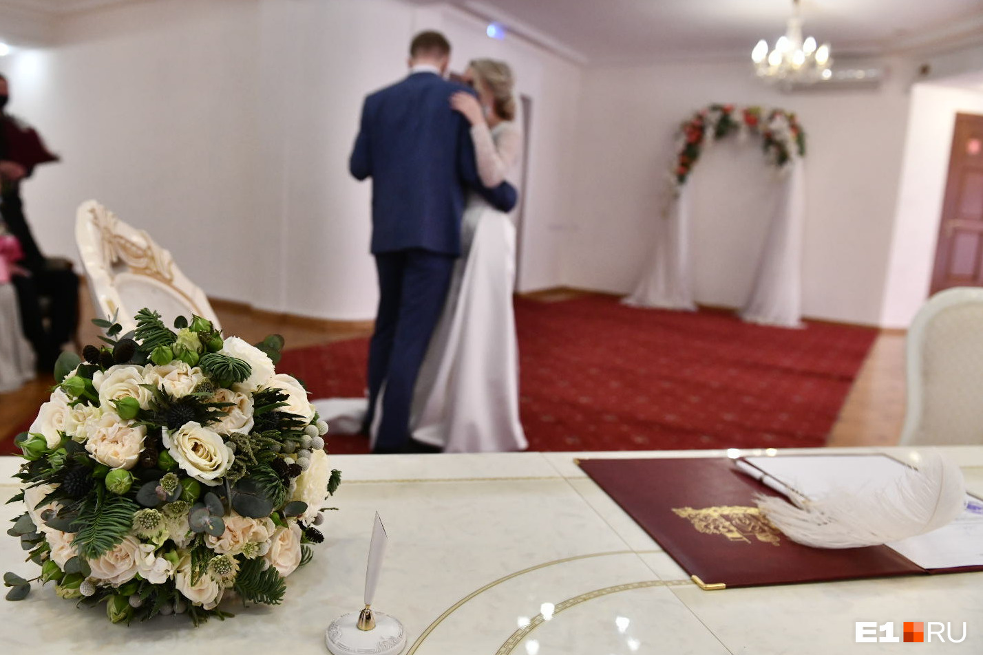 Уральцы стали чаще жениться и реже разводиться. А что случилось?