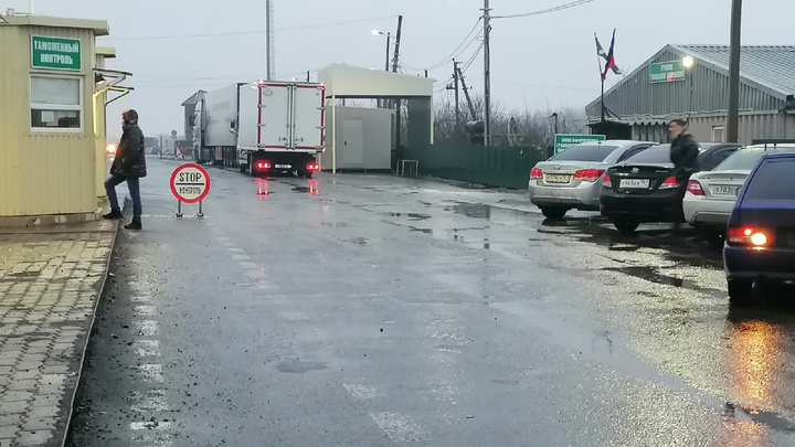 Колонны машин из Луганска и Донецка едут в сторону России: видео