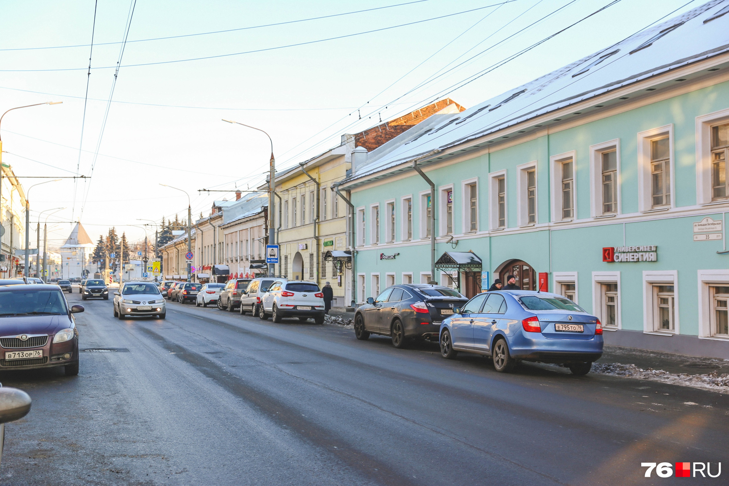 На стене здания на Большой Октябрьской, 35 красуется вывеска университета «Синергия» На стене здания на Большой Октябрьской, 35 красуется вывеска университета «Синергия»