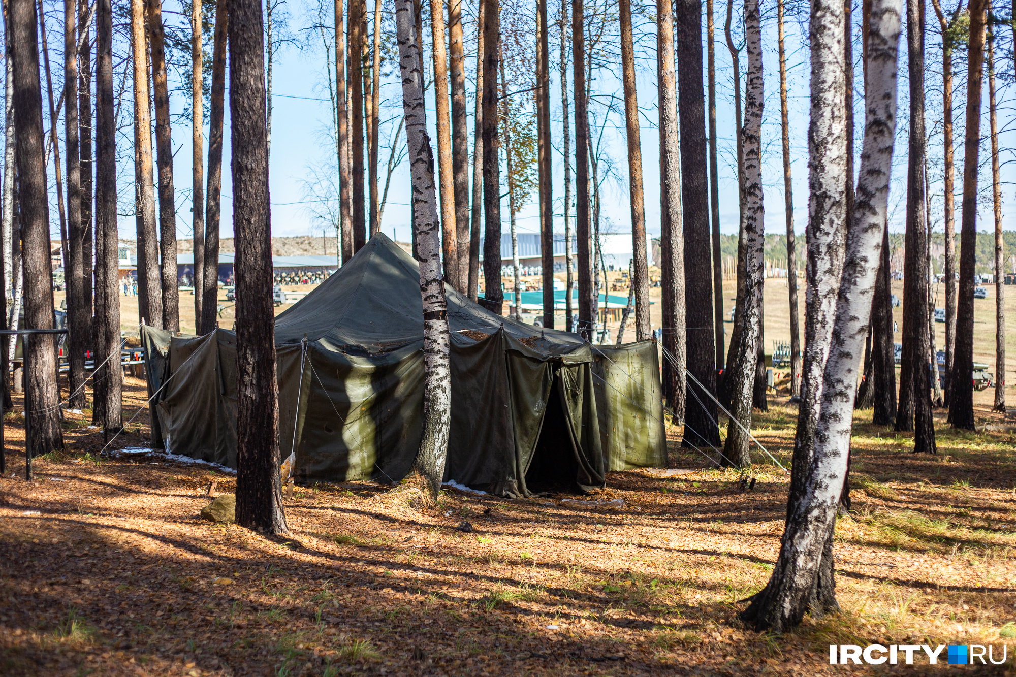 На полигоне расставлены палатки, окопы и укрытия