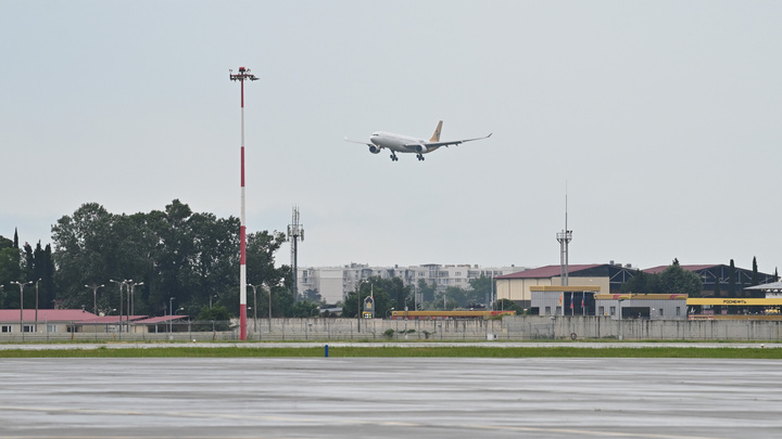 Российский самолет, летевший в Турцию, экстренно приземлился в Сочи