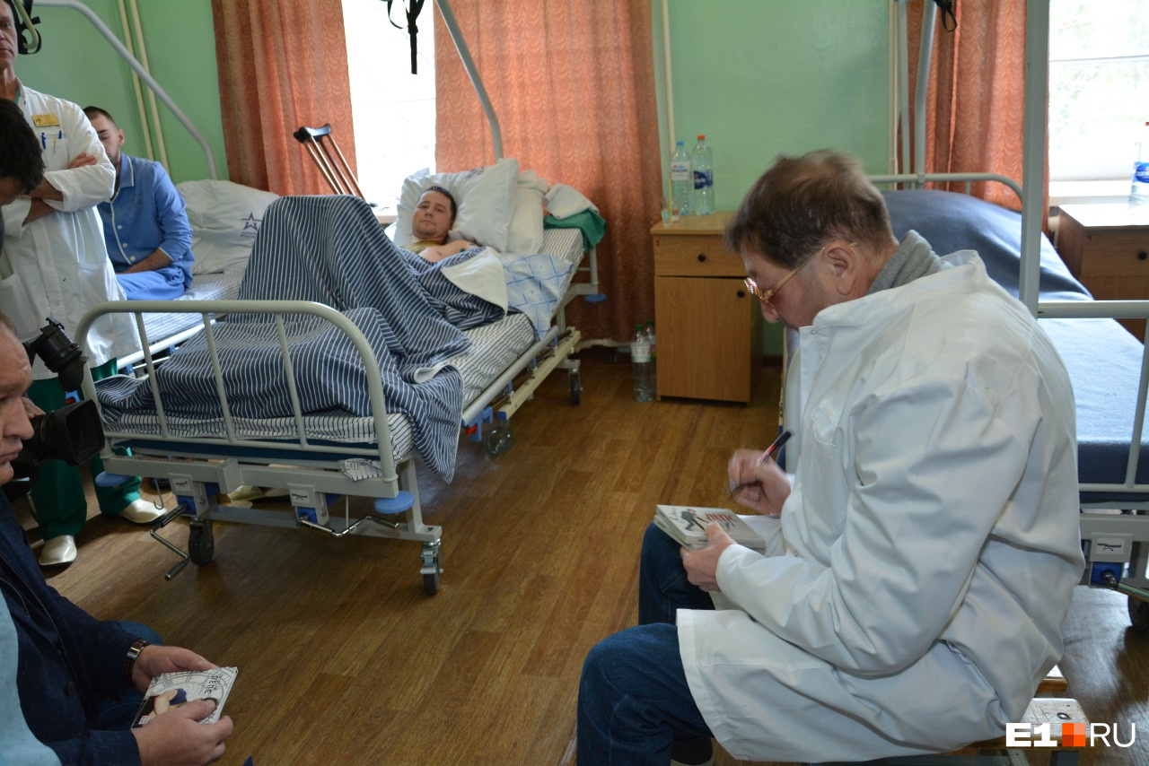 Солдатам он подарил свои диски и оставил автографы Солдатам он подарил свои диски и оставил автографы