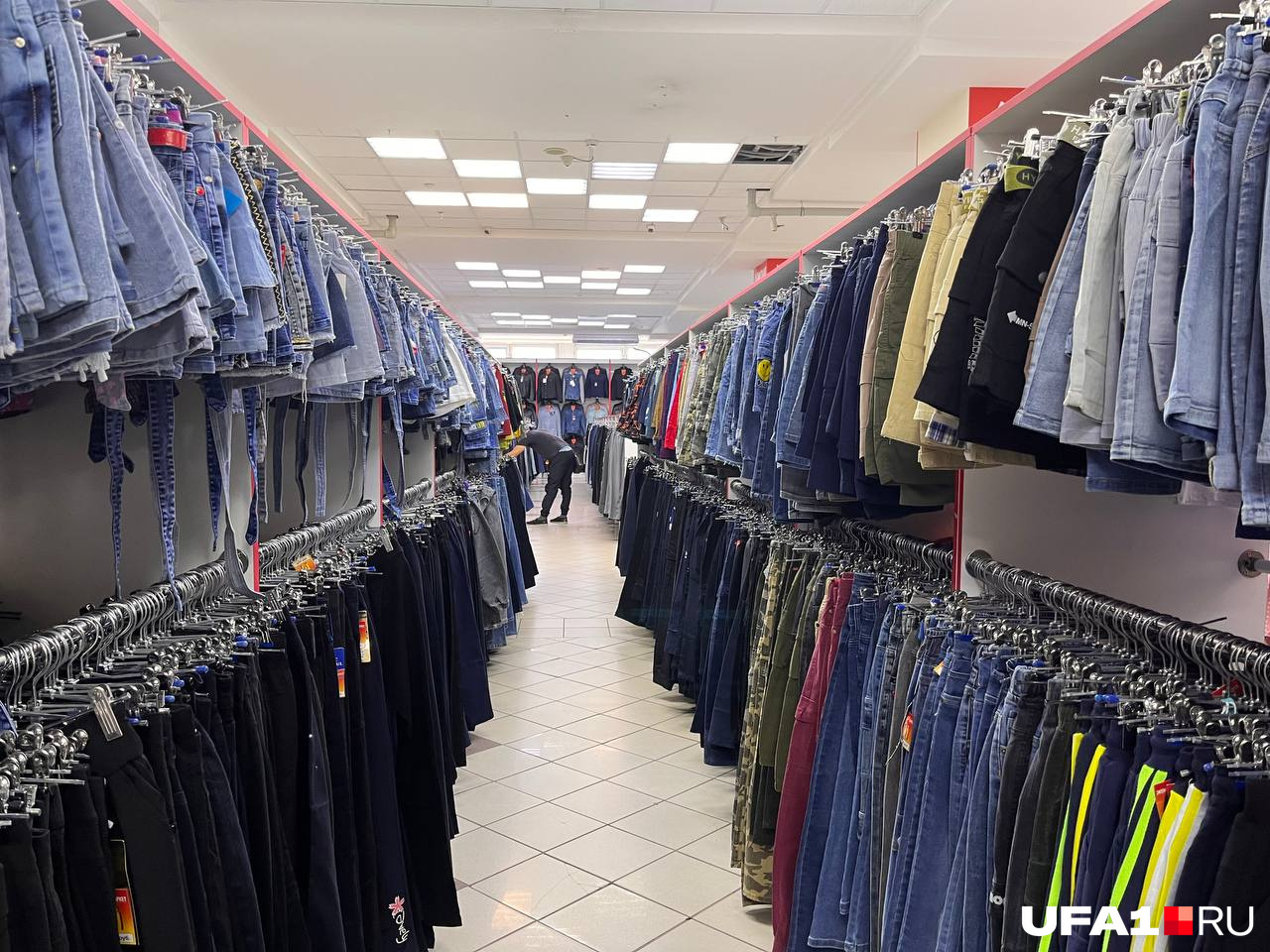 Аналогичные ряды одежды в магазине в универмаге «Уфа»