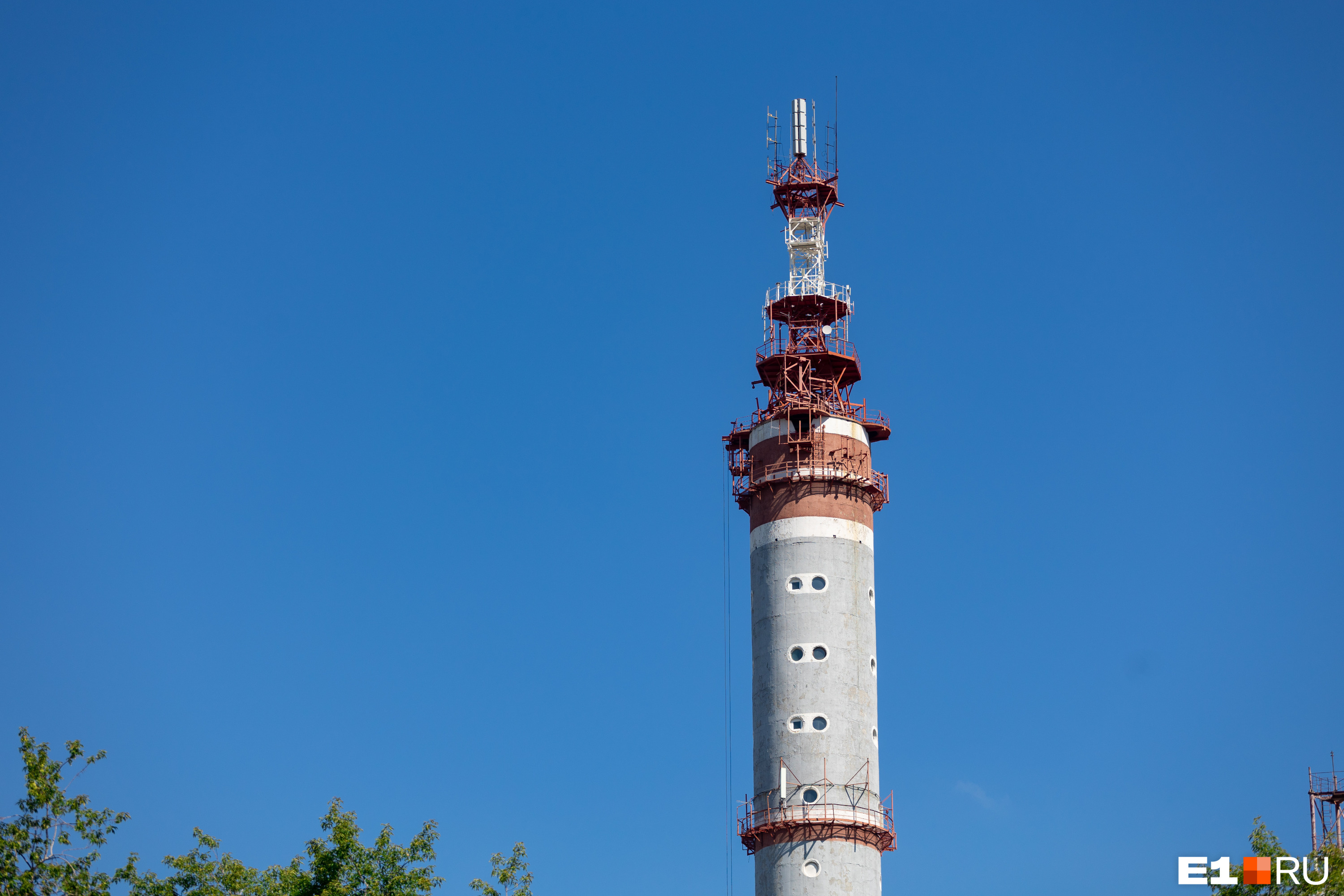 Башня до сих пор работает как передатчик радиосигнала по всей области