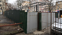 Компания депутата отремонтировала забор в центре Ростова, поставив перед ним ларьки