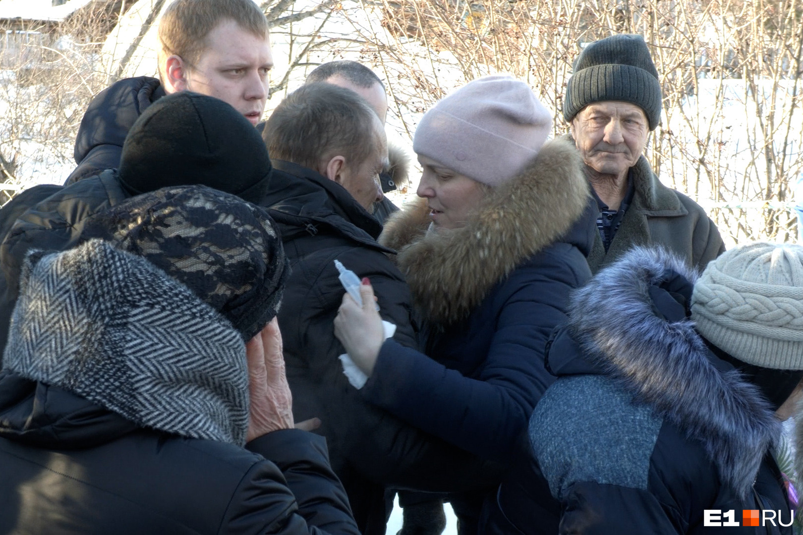 Пожилому мужчине на кладбище стало плохо, его откачивали нашатырным спиртом Пожилому мужчине на кладбище стало плохо, его откачивали нашатырным спиртом