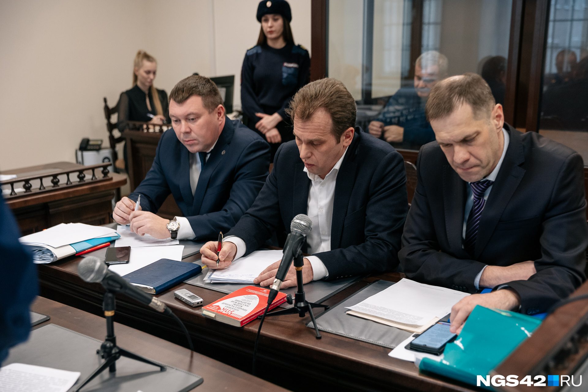 Защищать экс-чиновника взялись сразу три адвоката Защищать экс-чиновника взялись сразу три адвоката