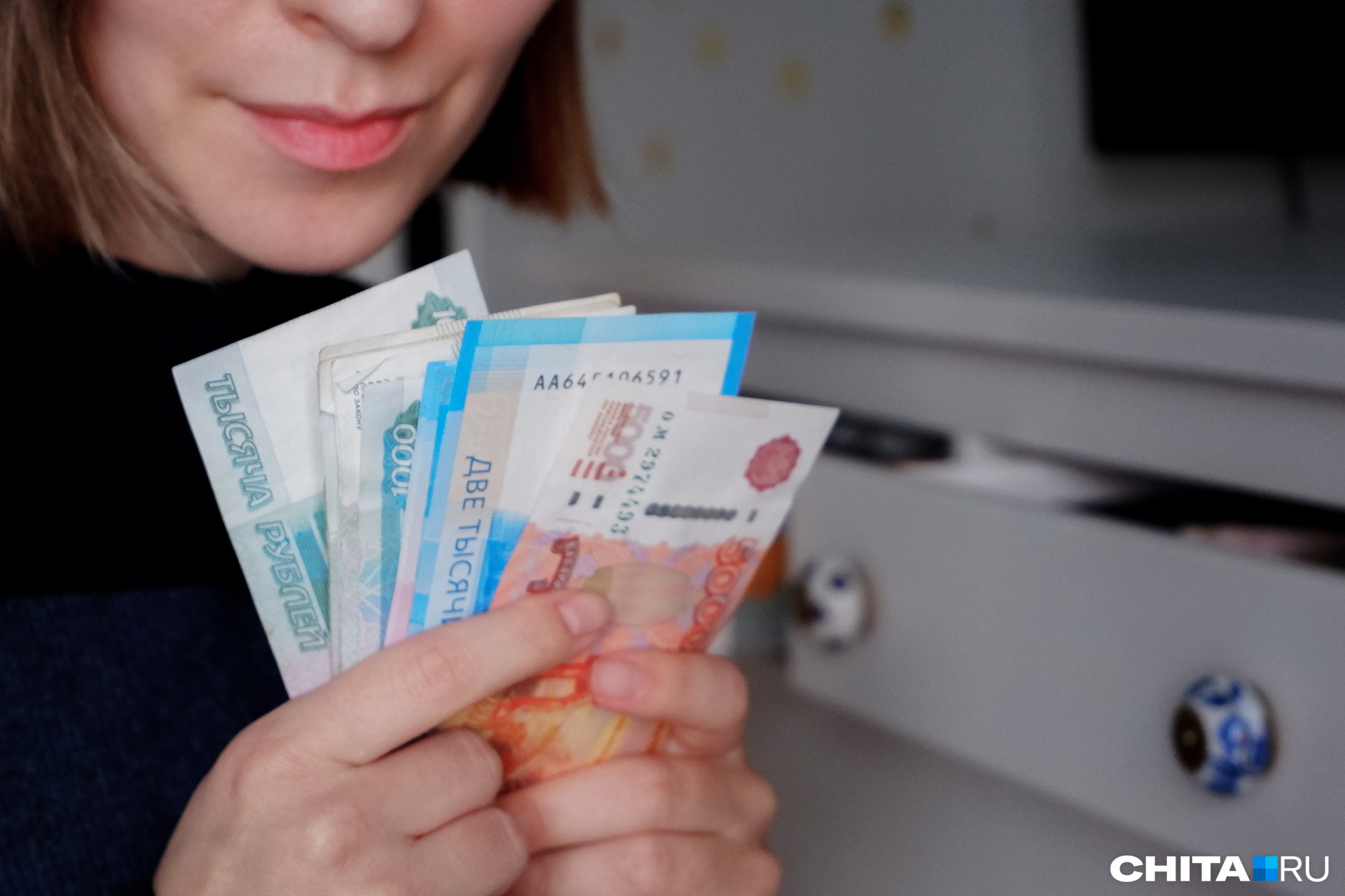 Мошенника с пачкой банкнот «Банка приколов» задержали в Чите