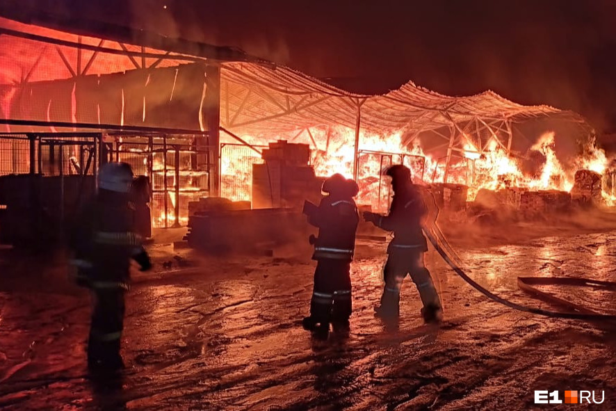 В Екатеринбурге мощный пожар: горит торговый центр