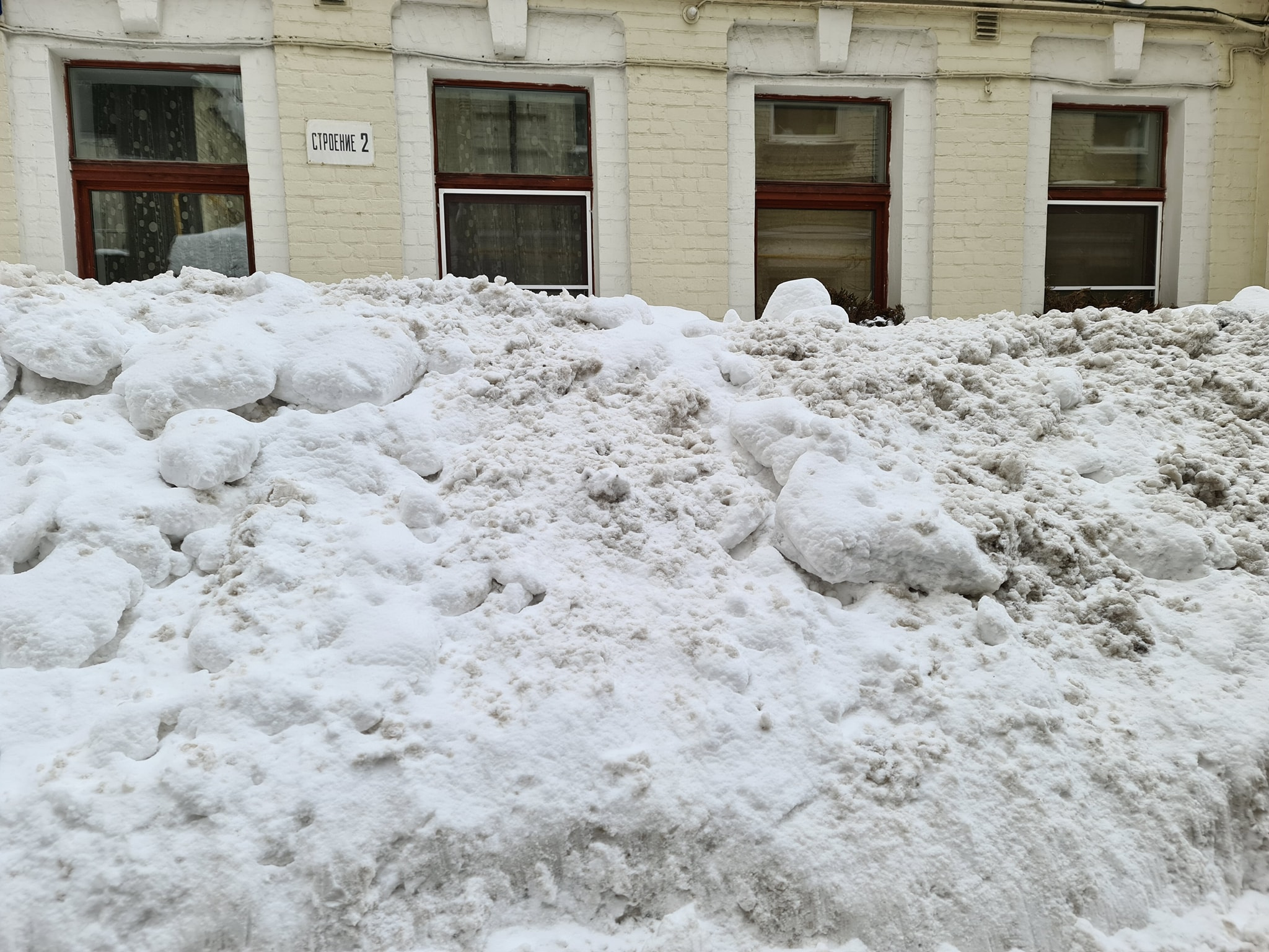 Снежные кучи на Садово-Каретной улице