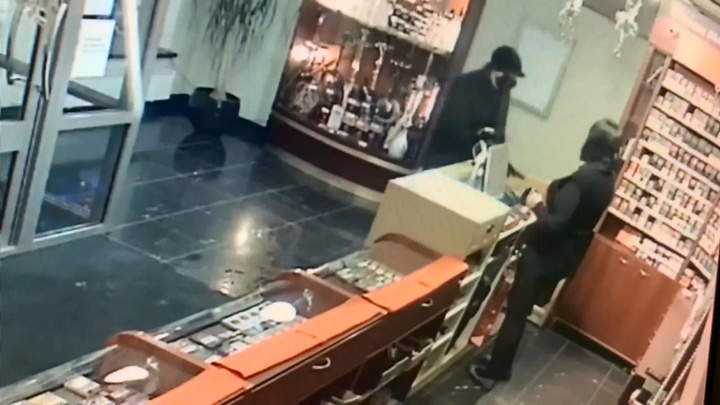 Поймали грабителя-неудачника, напавшего на Сбербанк в самом центре Екатеринбурга