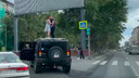 «Еду, еду, а тут такое»: новосибирцы вызвали полицию из-за танцующей на крыше джипа парочки