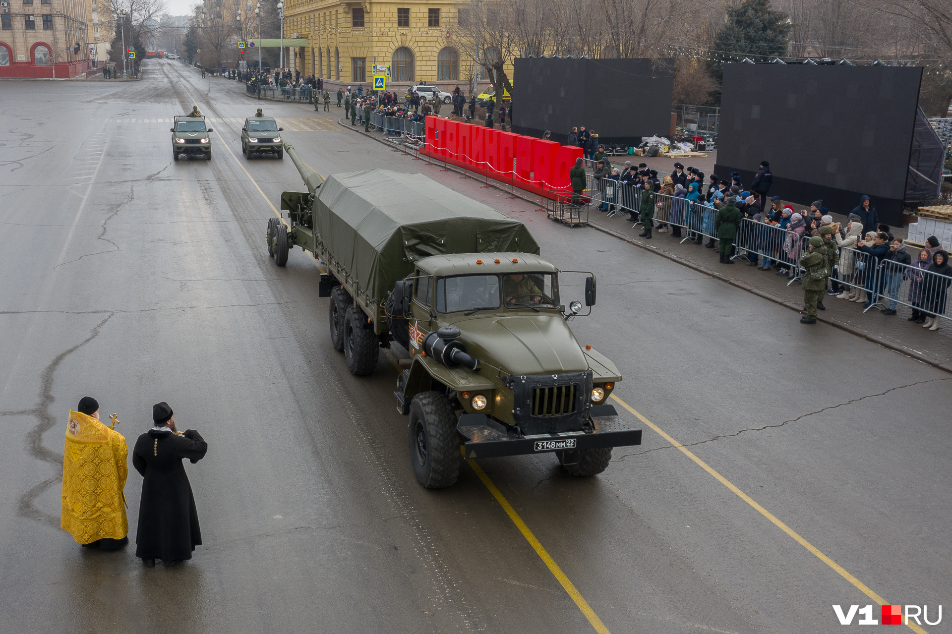 Волгоградцы смогли понаблюдать за парадом за ограждениями Волгоградцы смогли понаблюдать за парадом за ограждениями