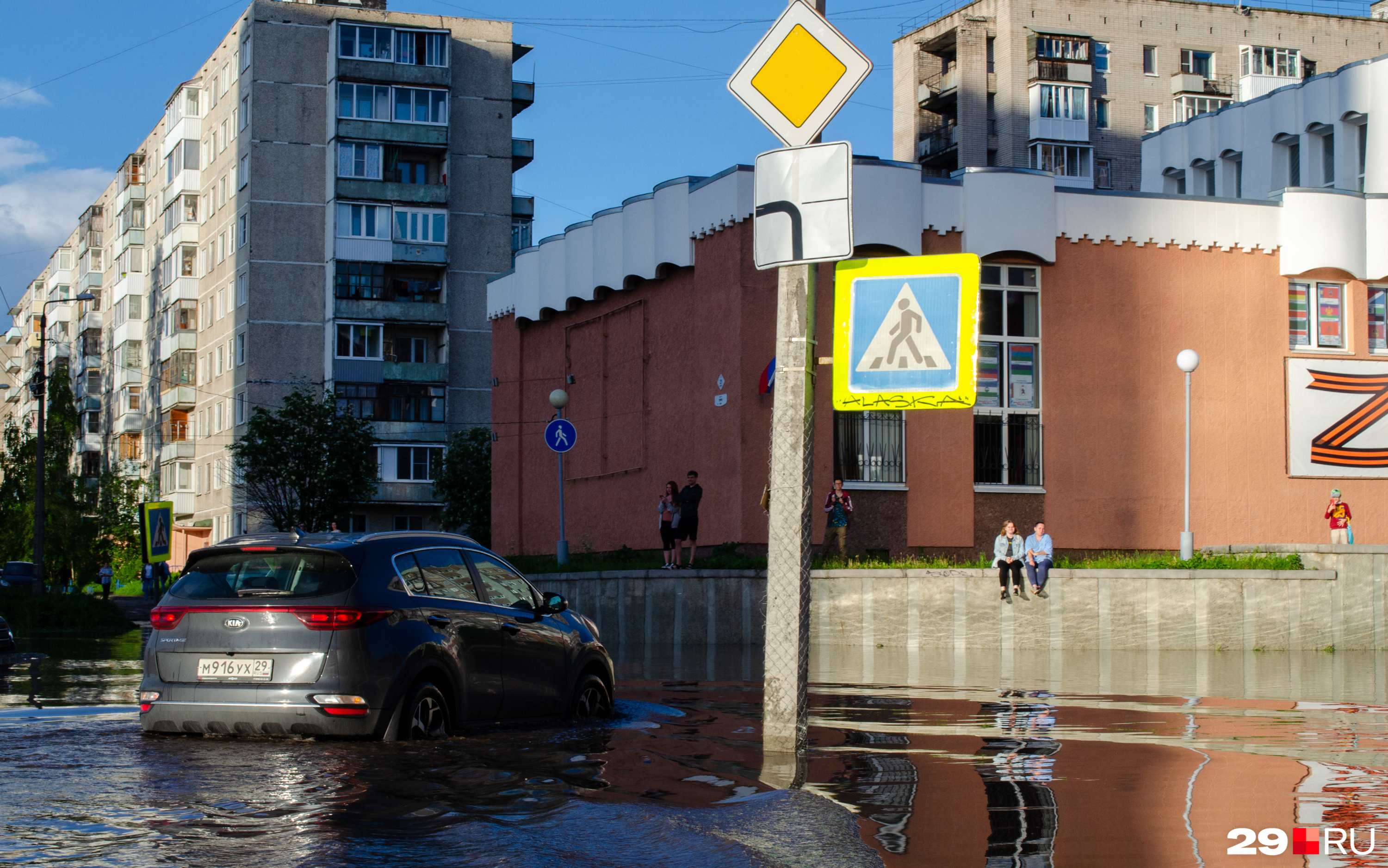 Кстати, на фото — перекресток улиц Нагорная и Гайдара. Его после таких ливней <a href="https://29.ru/text/gorod/2022/06/13/71407172/" class="_" target="_blank">топит каждый раз</a> Кстати, на фото — перекресток улиц Нагорная и Гайдара. Его после таких ливней <a href="https://29.ru/text/gorod/2022/06/13/71407172/" class="_" target="_blank">топит каждый раз</a>